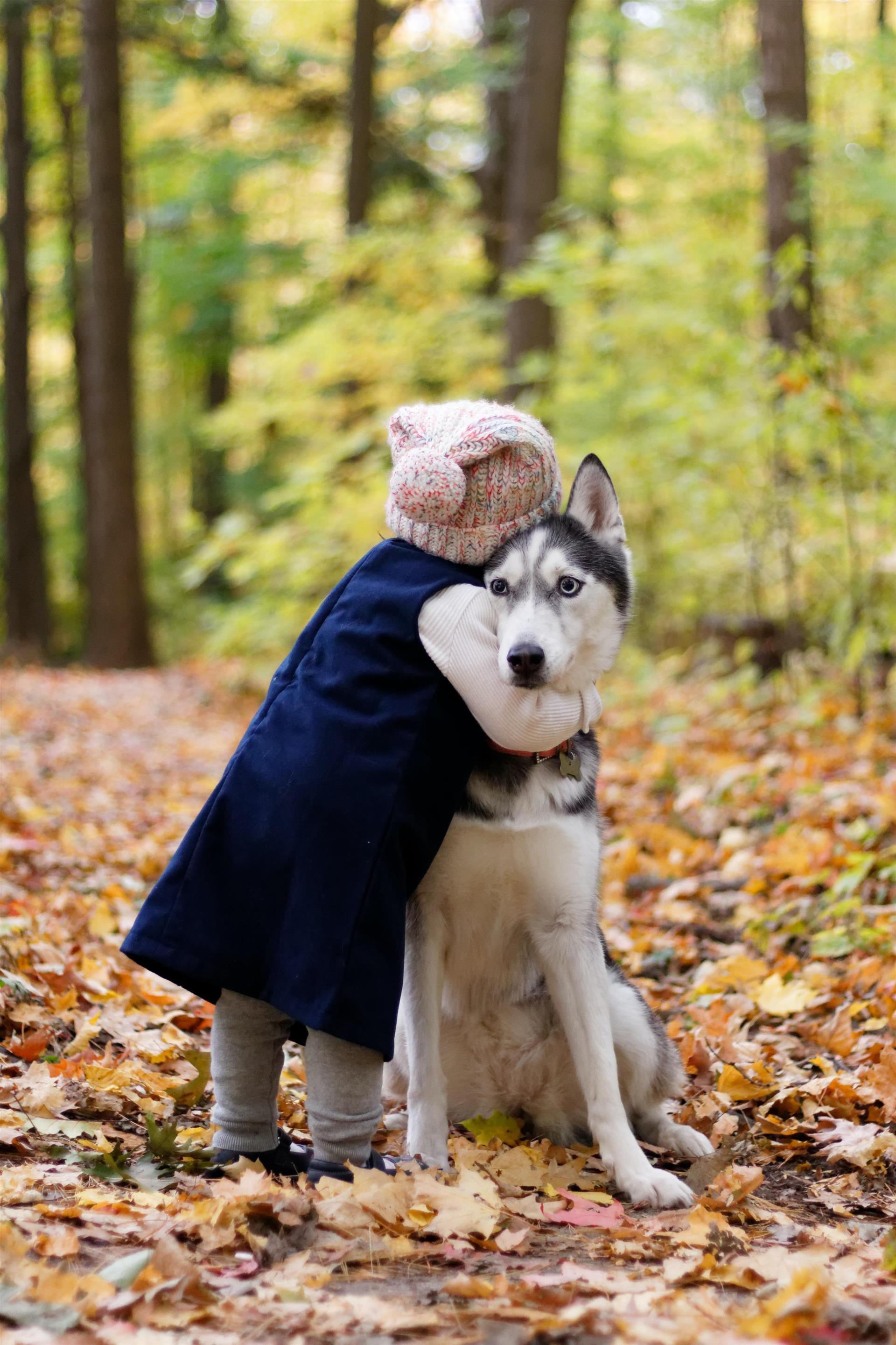 Barn koser med hund.